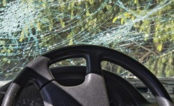 Водач предизвика катастрофа и избяга, намериха суха тревиста маса в колата