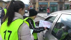 Ученици раздаваха на шофьори нарисувани послания за безопасно движение по пътищата