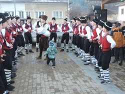 ЗАПОЧНА НОВОГОДИШНИЯТ КОЛЕДЕН УЧЕНИЧЕСКИ БАЗАР