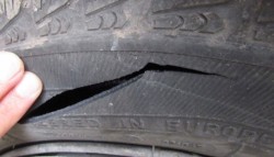 Жител на  Бойковец наряза гумите на товарен автомобил и трактор