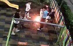 Общинските камери за видеонаблюдение видяха: Деца палят огън върху ударопоглъщаща настилка на детска площадка