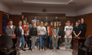 Ученици от ПГТМ „Христо Ботев“ и прокурори дискутират правни въпроси на среща в Ботевград