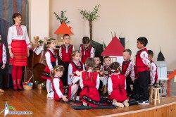 В ДГ „Славейче“ пресъздадоха обичаите, съпътстващи светлите християнски празници Лазаровден и Цветница