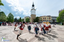 Фолклорни ритми, песни и стихове огласиха центъра на Ботевград на Лазаровден