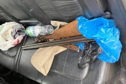 Намериха нерегистрирана пушка на задната седалка на семеен автомобил, арестуваха цялото семейство