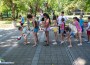 Центърът за обществена подкрепа забавлява деца със спортни игри в градския парк
