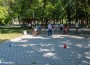 Центърът за обществена подкрепа забавлява деца със спортни игри в градския парк