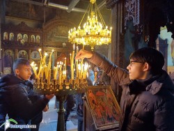 На днешния християнски празник църквата “Свето Възнесение Господне“ се изпълни с ученици от Златаровската гимназия 