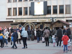 ЗА ПЪРВИ ПЪТ В ЕТРОПОЛЕ СИЯЕ КОЛЕДНО ГРАДЧЕ