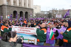 В БЕЗПРЕЦЕДЕНТЕН ПРОТЕСТ НАД 2000 МИНЬОРИ СЕ ОБЯВИХА СРЕЩУ НОВИЯ „МИНЕН ДАНЪК“ 