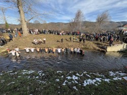 С ледено хоро в река Калница отбелязаха Богоявление в Трудовец