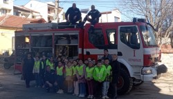 Детското полицейско управление в Етрополе на посещение в пожарната служба