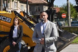Кметът инж. Владимир Александров даде старт по изграждането на нова спортна площадка в ОУ „Христо Ботев“ гр. Етрополе