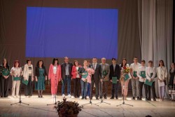 Кметът на Етрополе връчи грамоти на учители и ученици по случай 24 май