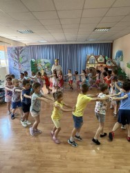 Децата от ДГ "Иглика" участваха в еко спектакъл