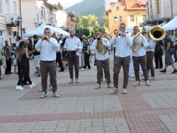 С церемония по поднасяне на венци и цветя бе отдадена заслужена почит към героите на Етрополе