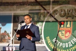 Жители и гости посрещнаха заедно празника на Етрополе