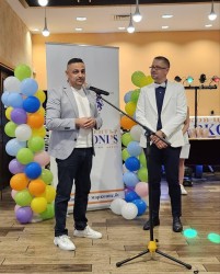 Кметът на Община Етрополе с отличие от Езиков център "Марконис"