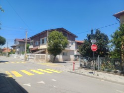 Светещи знаци “стоп“ и жълти пешеходни пътеки на кръстовището на улиците “Божко Божилов“ и “Христо Ботев“