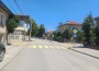 Светещи знаци “стоп“ и жълти пешеходни пътеки на кръстовището на улиците “Божко Божилов“ и “Христо Ботев“