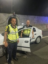 Полицаи Цветелин Хубанов и Георги Жеков от мястото на верижното ПТП, възникнало по-рано днес в тунел „Витиня“