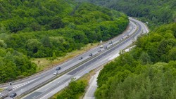 За премахване на крайпътна растителност и демонтаж на рекламни съоръжения ще се променя организацията на движение по АМ „Хемус“ в Софийска област