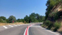 Започва монтирането на гъвкави ограничители в близо 4-километров участък от път I-1 в района на Лютидол