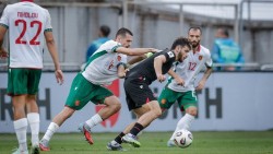 Не стреляйте по футболистите - те толкова си могат