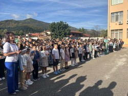 24 първокласници прекрачиха прага на ОУ "Oтец Паисий" - с. Врачеш