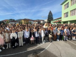 Нова учебна година - нови възможности! - с този призив започна тържеството в ОУ "Н. Й. Вапцаров"