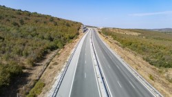 До 3 октомври за почистване на канавки и полагане на маркировка временно ще се променя организацията на движение на АМ „Хемус“ в Софийска област