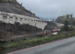 Инцидент на Е-79 между Мездра и Ботевград, работник се обърна с камион по време на работа