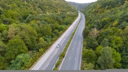 От 1 до 7 октомври за премахване на крайпътна растителност временно ще се променя организацията на движение в участък от АМ „Хемус“ в Софийска област