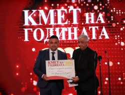 Кметът на община Етрополе инж. Владимир Александров бе награден в националния конкурс „Кмет на годината 2025“