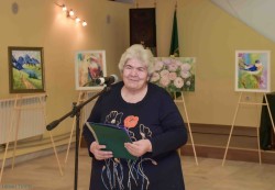 Стефка Хикова представи изложбата „С дъх на пролет, с цвят на есен“