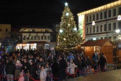 Коледната елха засия в центъра на Етрополе