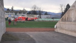 Медицински хеликоптер е кацнал на градския стадион