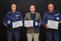 Полицаите, проявили храброст в борбата с горящите автобуси, бяха удостоени с почетни знаци от Община Костинброд