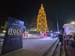 Правец се преобрази с нова коледна украса