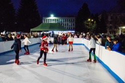 Грейнаха коледните светлини на елхата в Ботевград