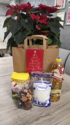 Традиция на доброто: Коледни пакети за възрастните хора от община Правец