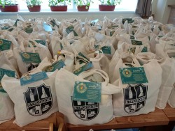 Община Етрополе започна кампания „Споделена и топла Коледа“ за хората от третата възраст