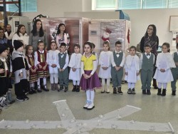 Деца от ДГ “Иглика“ създадоха празнично настроение във фирма APS