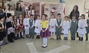 Деца от ДГ “Иглика“ създадоха празнично настроение във фирма APS 