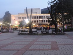 Коледното градче в центъра на Етрополе продължава да събира хора