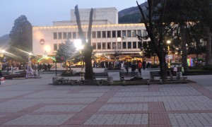 Коледното градче в центъра на Етрополе продължава да събира хора