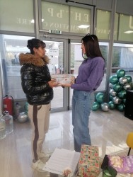 Коледен фест 2025 г. в Ботевград обедини институции, организации и граждани в подкрепа на 17-годишната Стефи