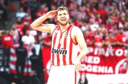 Александър Везенков е в идеалния отбор на Евролигата