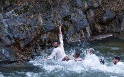 Цветан Найденов спаси кръста от водите на р. Сухата река