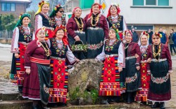 ОБЩИНА ЕТРОПОЛЕ СЕ ПРЕСЪЗДАДЕ НАРОДНИЯТ ОБИЧАЙ „ПЕЕНЕ НА ПРЪСТЕНИ“